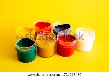 Set of 10 colors of gouache in plastic jars.