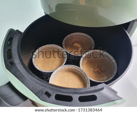 Cooking with Air Fryers in the picture is making banana cupcake with Air Fryers Size 2 liters.Pictured is a cup of 4 unbaked banana cupcakes. Air Fryers casserole is another option for dessert lovers.