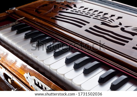 Keyboard instrument typical of Indian music