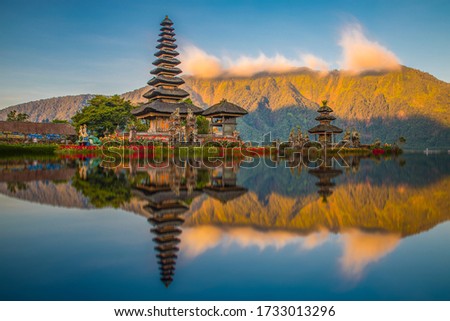 Gorgeous sunset at Pura Ulun Danu Bratan temple in Bali Royalty-Free Stock Photo #1733013296