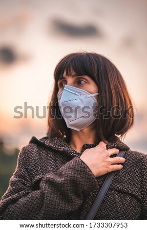 A young brunette with a mask. First walks of the uncontrolled Covid-19 pandemic