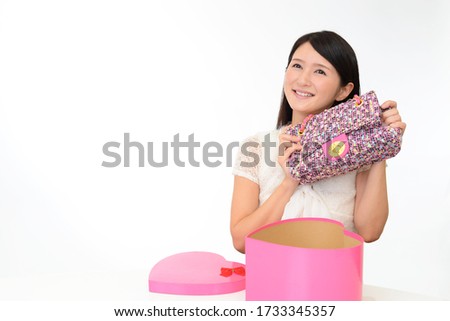 Happy young woman holding shopping bag.