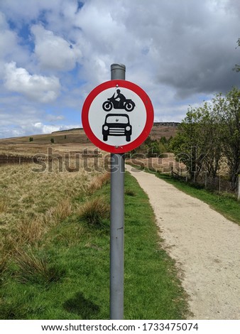 No motor vehicles sign in the Peak District