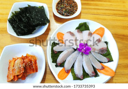 Sashimi cooked with floating live mackerel
