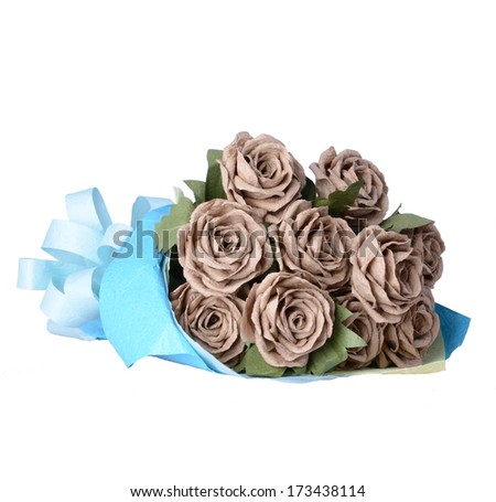 Beautiful roses are made ??with kraft paper