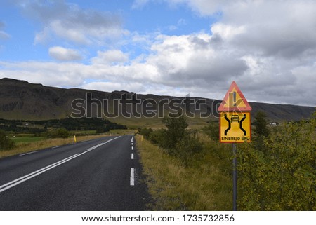 a picture of a road sign 