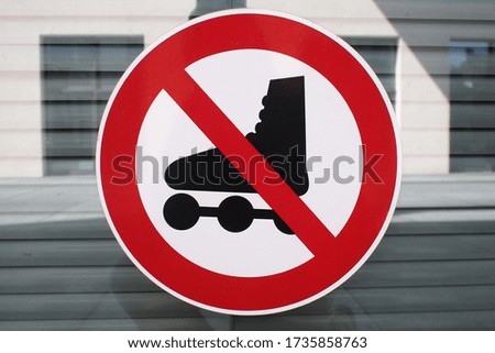A sign in the street meaning that rollerblading is not allowed
