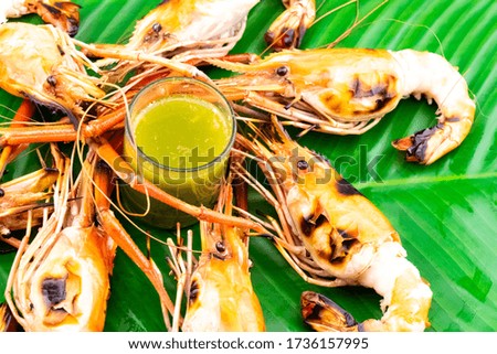 Many large black tiger prawns burned with charcoal fire until golden brown, fragrant, appetizing, eaten with seafood sauce, mellow taste, then peeled the skin around