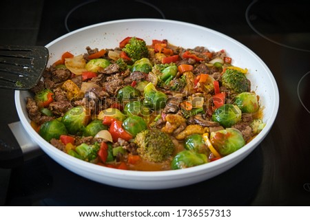 Vegetables minced meat Thai pan with bell pepper, broccoli, Brussels sprouts, product picture, close-up, low carb