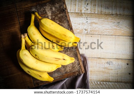 
Silver and sliced ​​banana palm on the wooden table.