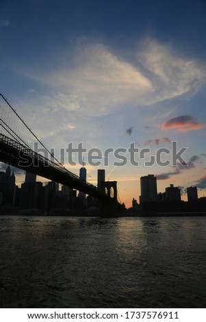 Amazing sunset in front of the skyline in Brooklyn Bridge