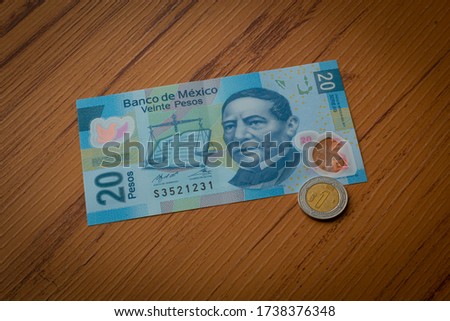 One dollar more than 21 Mexican pesos while appreciating. Economic crisis. Translation: "Banco de Mexico Twenty Pesos"