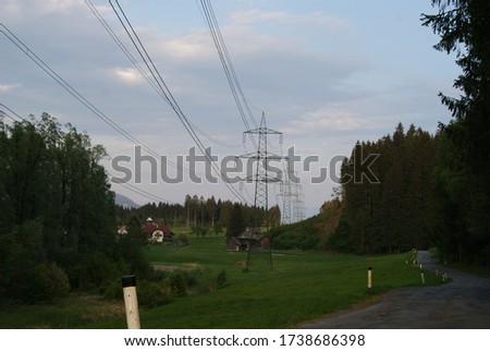 This picture shows electricity pylons in a landscape.