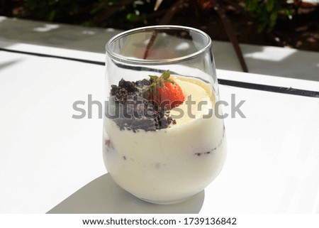 
Strawberry magnolia glass, side view.