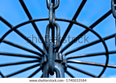 Abstract picture of a disc golf basket with the upper chain links in focus.
