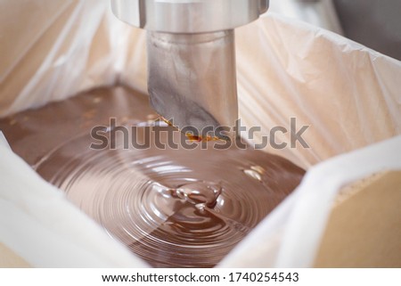 Production of hot chocolate for the manufacture of confectionery and cakes, cream