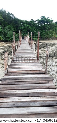 The background of the wooden bridge was created in pairs with nature.