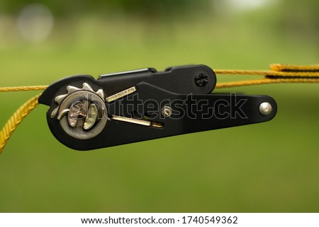 Slag carabiner for slackline pulling a yellow sling