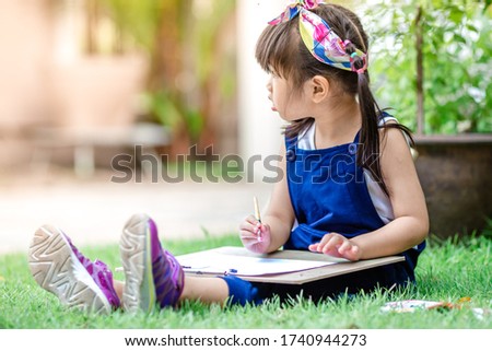 Close up background view Of cute girls drawing pictures for learning, artistic marketing concepts or studying during the semester outside the classroom