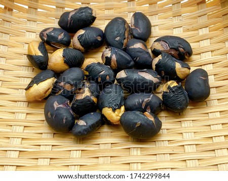 This is a picture of many black soybeans.