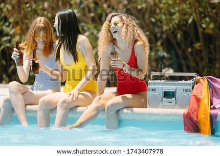 friends enjoying summer after suffering coronavirus confinement