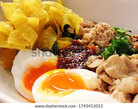Thai noodles have a spicy flavor consisting of pork egg noodles Duck garnish