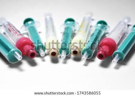 Syringes without needles lying in semicircle