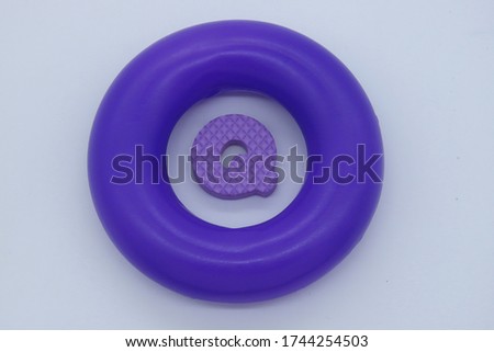 Letter Q inside purple circle. Allusion to questioning, doubt for design or illustration.