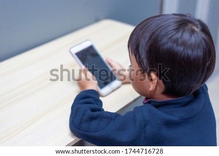 Leisure life of children at home Using a mobile phone to enjoy the online learning experience