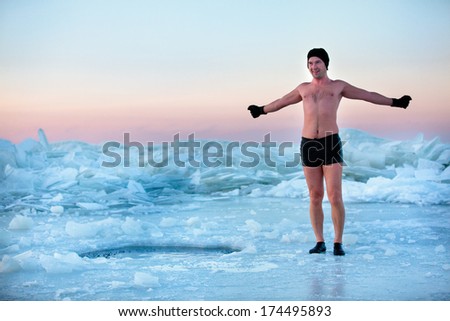 Man is going to swimm in an ice-hole