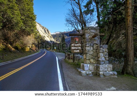 Entrance sign to Yosemite National Park in the early morning