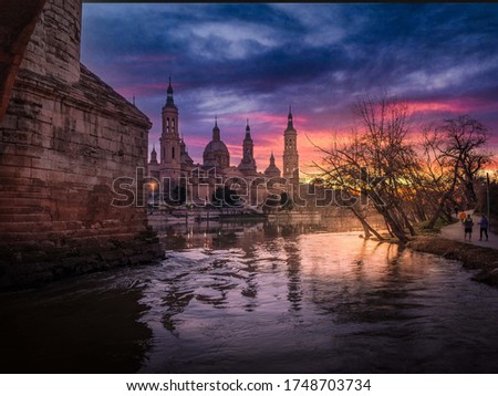 Photography of the sunset in Zaragoza, next to the Stone Bridge, the Ebro River and the Basilica del Pilar
