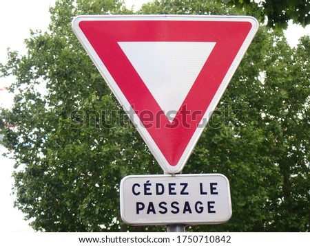 Roas sign 'Cedez le passage' to give the priority of driving to cars on the main road