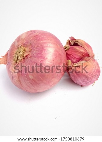 One big onion and three small onion taken from different angles like front and top.Can see the pealed portions of onion and also their roots.Both are reddish color and have loose skin.Pic is focused.