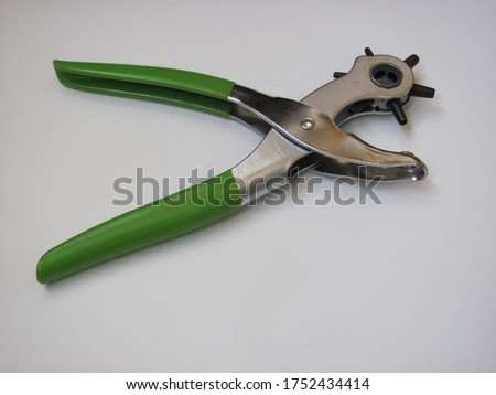 Hand tools. A hole punch with a revolver system.