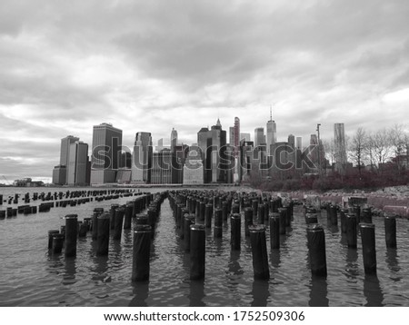 Grayscale shot of the manhattan skyline as seen from Brooklyn