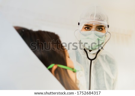 
The female doctor responsible for the care of influenza patients has the intention to treat the coronavirus pandemic in the hospital room.Look at the camera with determination