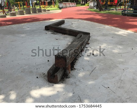 Logs that are alternated  To practice walking balance  Exercise in the park