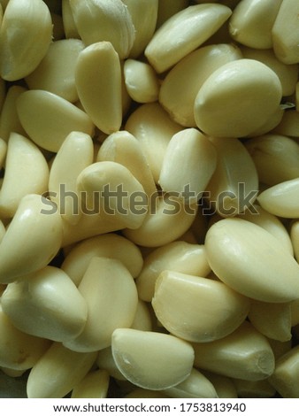 The picture of peeled garlic