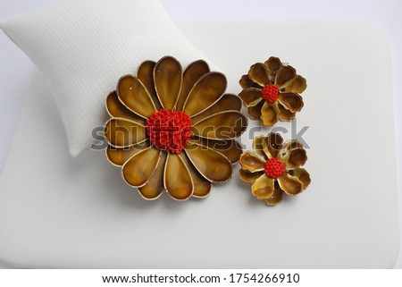 Flowers Enamel Brooch Clip on Earrings Pattern Background Vintage Set 