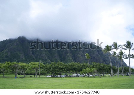 There is a beautiful green park in Hawaii. There was a beautiful cloud on the mountain when I took this picture.
