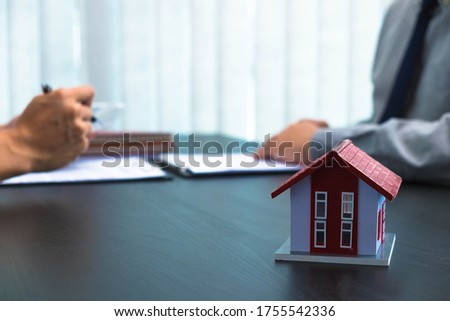 Propose a contract to sign house and real estate purchase contracts, calculate house purchase rates, hand over house keys and recommend houses.