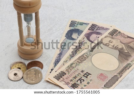 Money on the desk, translation: "10,000 yen"