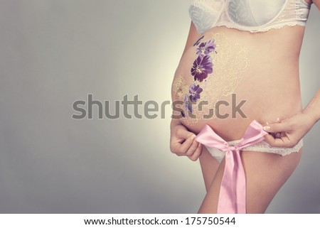 Photo abdomen of pregnant women with painted flowers