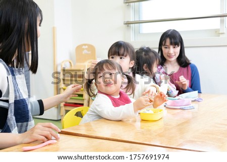 Children eating lunch in the classroom