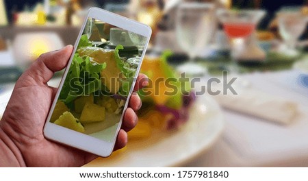 Take pictures of food on the table with a smartphone.