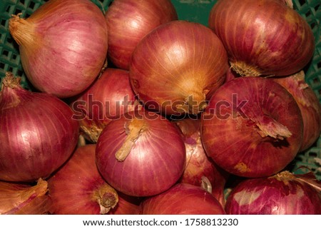 A picture of onions with selected focus