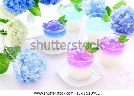 Homemade hydragea flower jelly colored from butterfly pea and blue hawaii syrup
Beautiful hydragea flowers background.