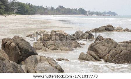 foto batu-batu di pinggir pantai