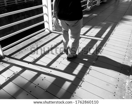 Outdoor plastic composite wood-plastic floor, river embankment, brown(Taking photos in the noon sun)Shadow contrast performance(Black and white photo)